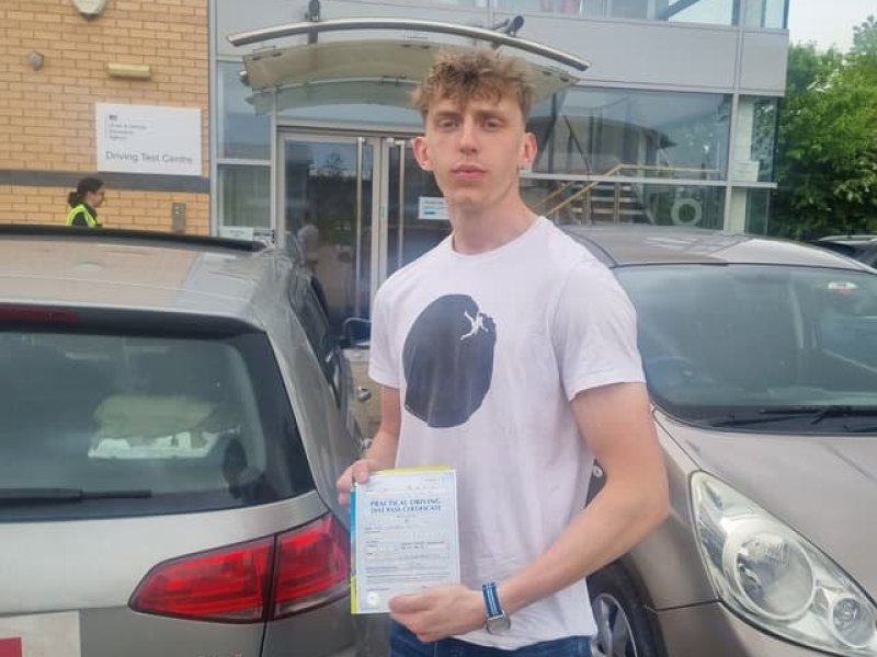 edrivinglesson-manual-and-automatic-driving-lessons-across-leeds-small-1
